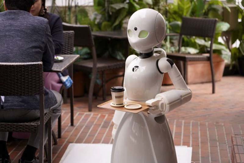 В японском кафе работают полностью парализованные официанты — они управляют роботами дистанционно