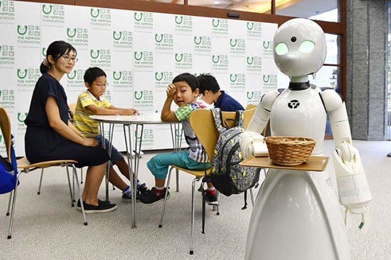 В японском кафе работают полностью парализованные официанты — они управляют роботами дистанционно