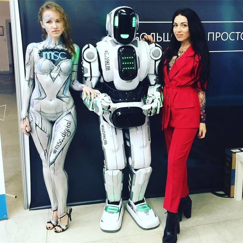 На форуме "ПроеКТОриЯ" за робота выдавали человека в костюме