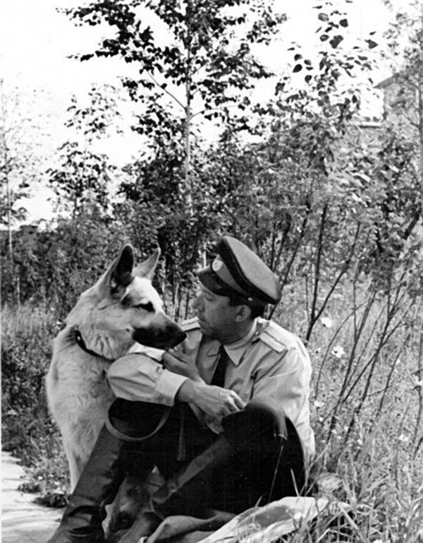 В перерыве на отдыхе между съемками фильма «Ко мне, Мухтар!». Юрий Никулин и Дейк, 1964 год.