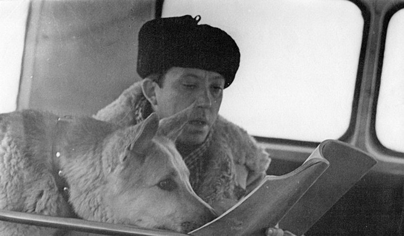 Юрий Никулин и овчарка Гек во время съемок фильма «Ко мне, Мухтар!», фотография Б. Виленкина, 1964 год.