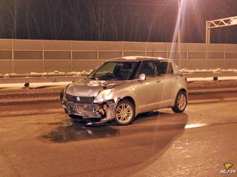 Девушку закрутило на скользкой дороге, при попытке уйти от столкновения в Новосибирске