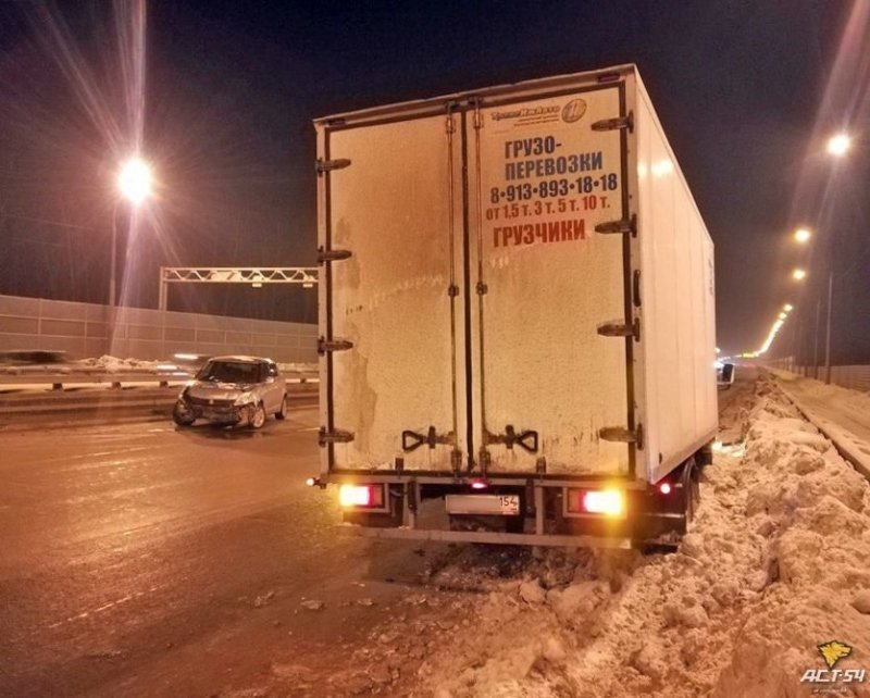 Девушку закрутило на скользкой дороге, при попытке уйти от столкновения в Новосибирске