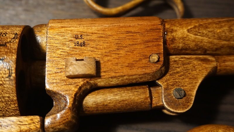 Револьвер Colt Dragoon 1848 из дерева