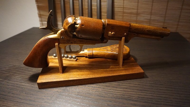 Револьвер Colt Dragoon 1848 из дерева