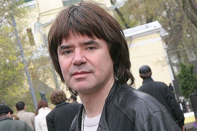 Исполнитель хита "Плачет девочка в автомате" Евгений Осин умер 18 ноября от остановки сердца.