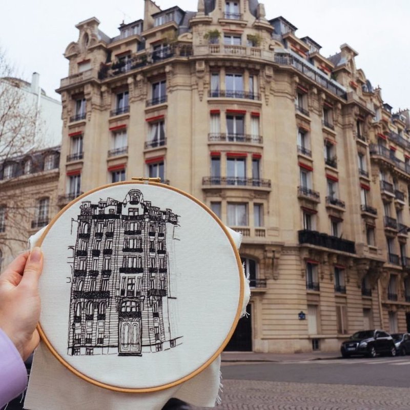 Путешествующая пара воссоздает архитектуру европейских городов с помощью очаровательной вышивки