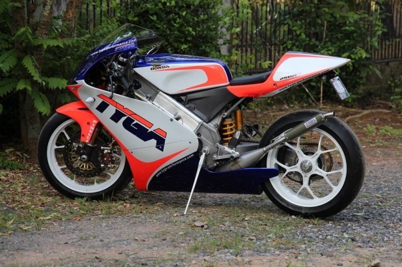 На мотоцикл установлено множество компонентов Tyga — некоторые изготовлены из карбона, кевлара и т.д. Колеса — тоже Tyga.