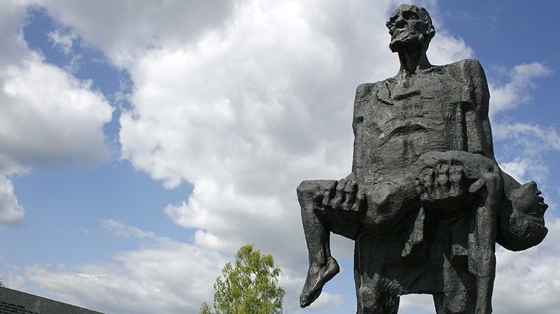 Скульптура «Непокоренный человек», находится на месте белорусской деревни Хатынь, которая была уничтожена 22 марта 1943 года карательным отрядом в качестве мести за убийство нескольких немецких военнослужащих 