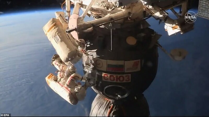 Российским космонавтам пришлось исследовать поврежденный "Союз МС-09" ножом