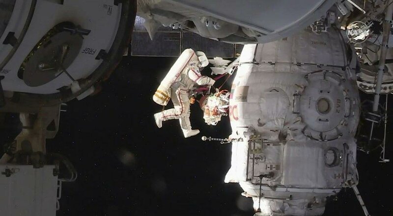 Во вторник, 11 декабря, российские космонавты Сергей Прокопьев и Олег Кононенко вышли в открытый космос для обследования обшивки космического корабля "Союз МС-09", пристыкованного к МКС