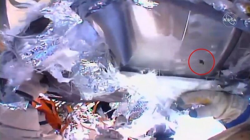 Крошечное отверстие шириной всего 2 мм (на фото), ставшее причиной воздушной утечки на МКС, было впервые обнаружено 30 августа