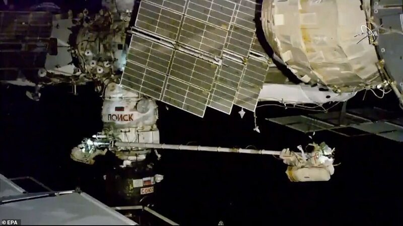 Российским космонавтам пришлось исследовать поврежденный "Союз МС-09" ножом