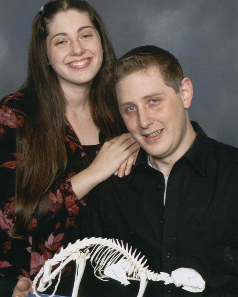 13. "Мы только поженились, у нас не было питомца или ребенка, поэтому мы решили фотографироваться со скелетом"