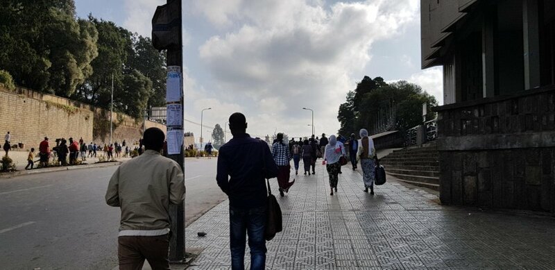 Эта оптическая иллюзия заставляет поверить в то, что улицу в Аддис-Абебе разделили на две части