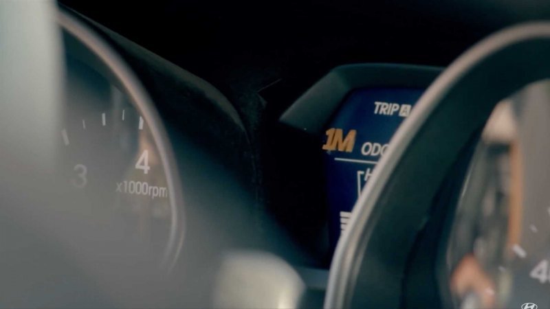 Hyundai наградит "эмблемой миллиона миль" и других водителей, если они достигнут таких результатов.