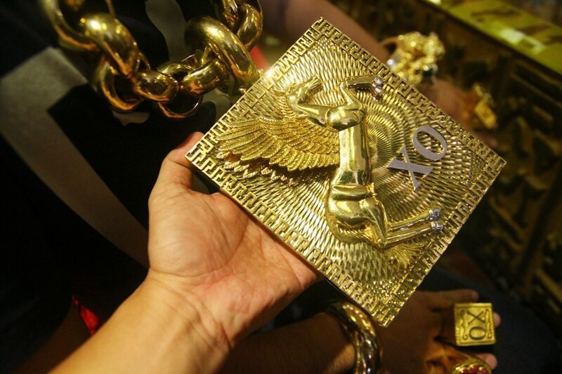 Строго по фэн-шуй: вьетнамец носит на себе 13 килограммов золота под присмотром пяти телохранителей