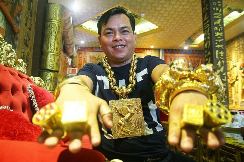 Строго по фэн-шуй: вьетнамец носит на себе 13 килограммов золота под присмотром пяти телохранителей