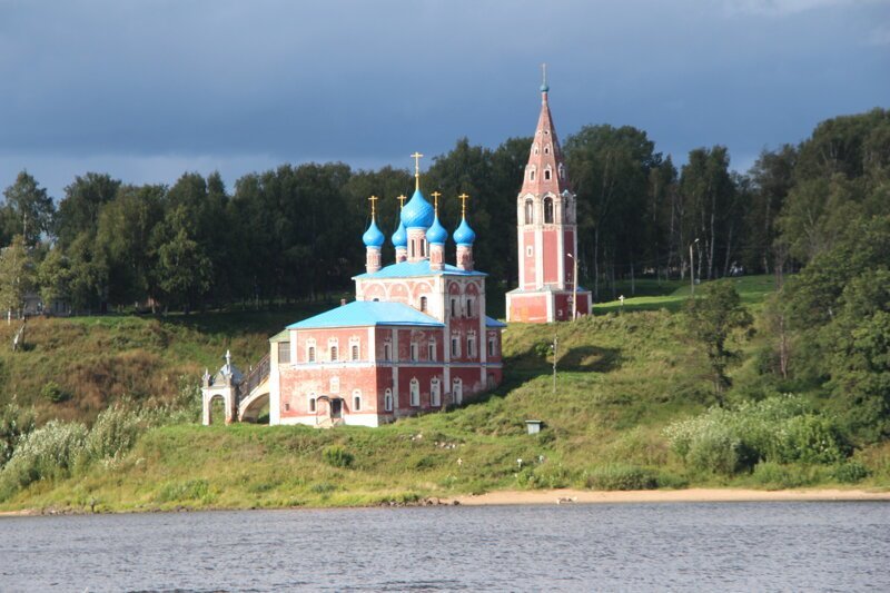 Самая красивая - конечно Казанско-Преображенская церковь