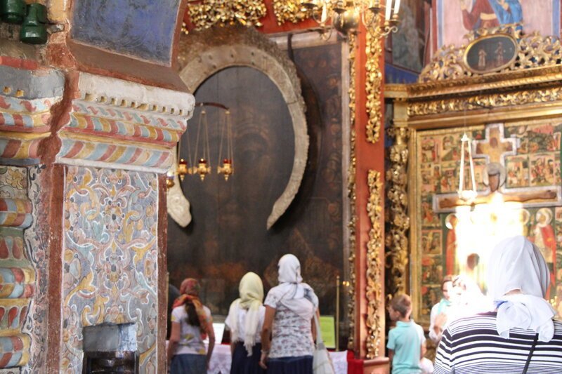 Внутри находится огромный Спас 15 века - самая большая икона в России !