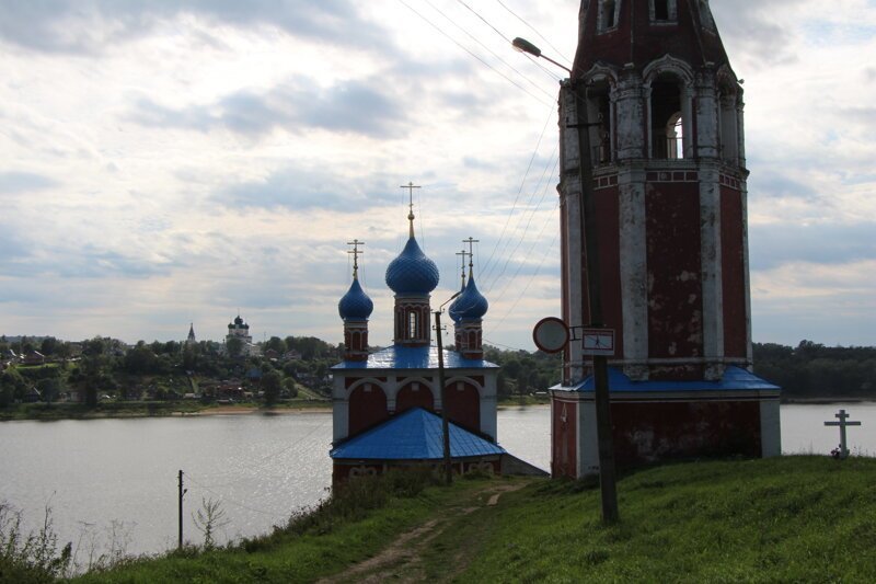 Город разделен на 2 части рекой Волга и не имеет моста
