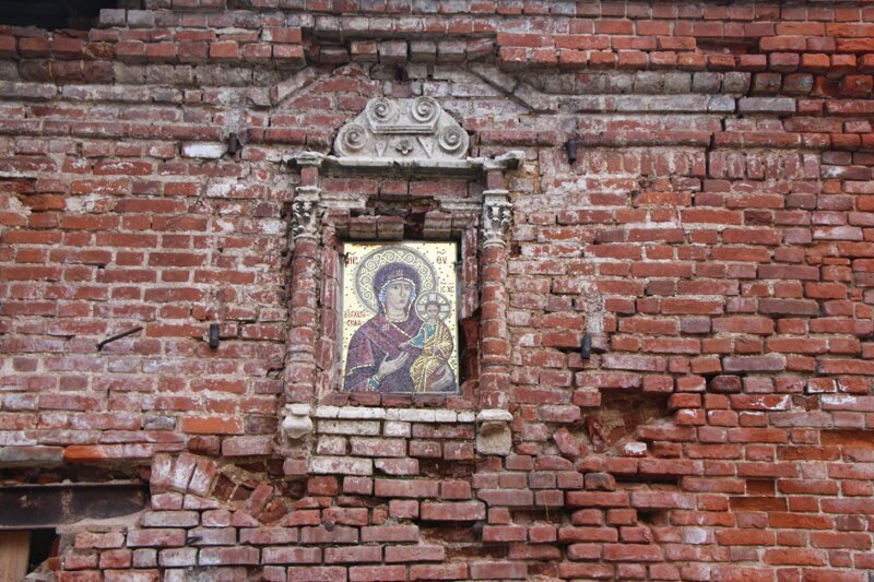 Икона в стене старинного амбара