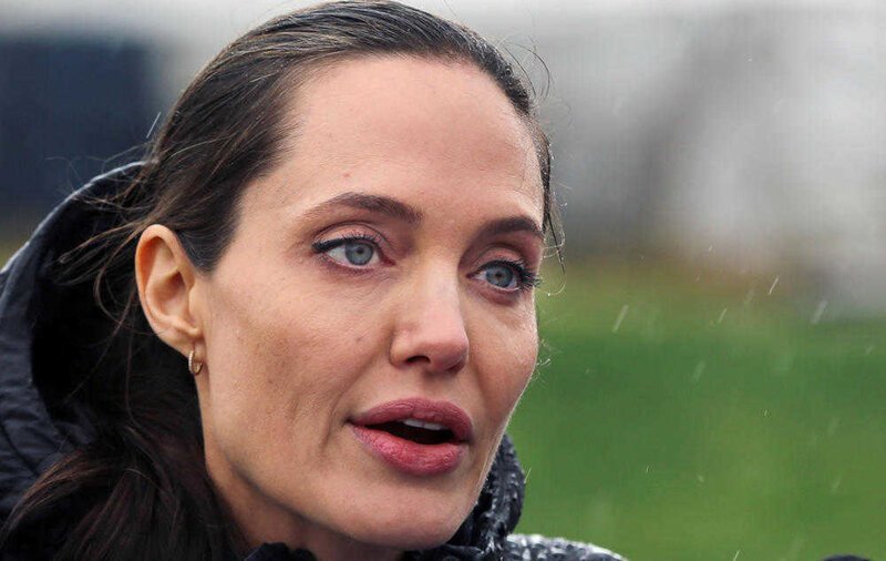 Анджелина Джоли рассказала приемному сыну, что Брэд Питт не хотел его усыновлять
