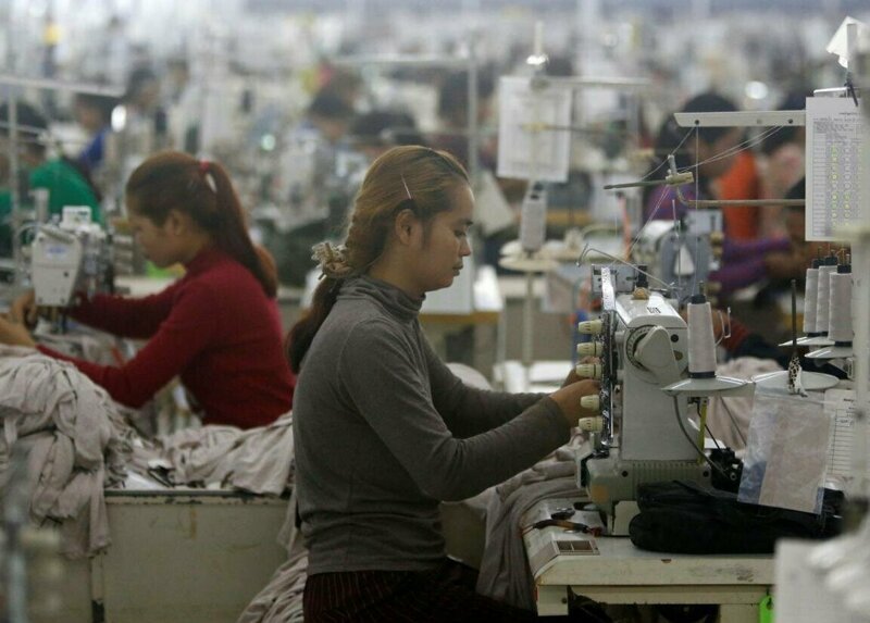 Фоторассказ: Как делают одежду, завод в Камбодже