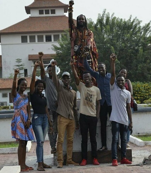Преподаватели университета в Гане снесли памятник Ганди за расизм