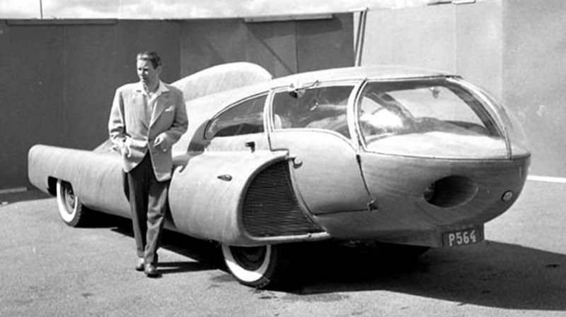 Изобретатель Берггрен у своего фантастического сооружения на шасси довоенного такси Dodge. 1952 год