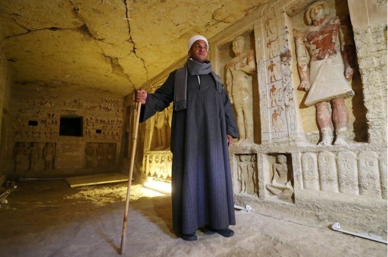 Мустафа Абдо, возглавляющий раскопки. Гробница имеет 10 метров в длину, три - в ширину, и чуть менее трех метров в высоту