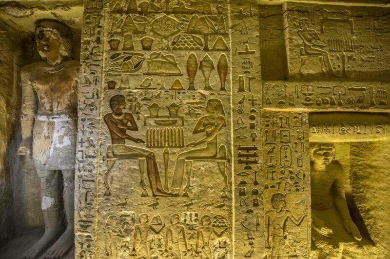 Египтологам еще предстоит расшифровать многочисленные иероглифы, которыми расписаны стены усыпальницы