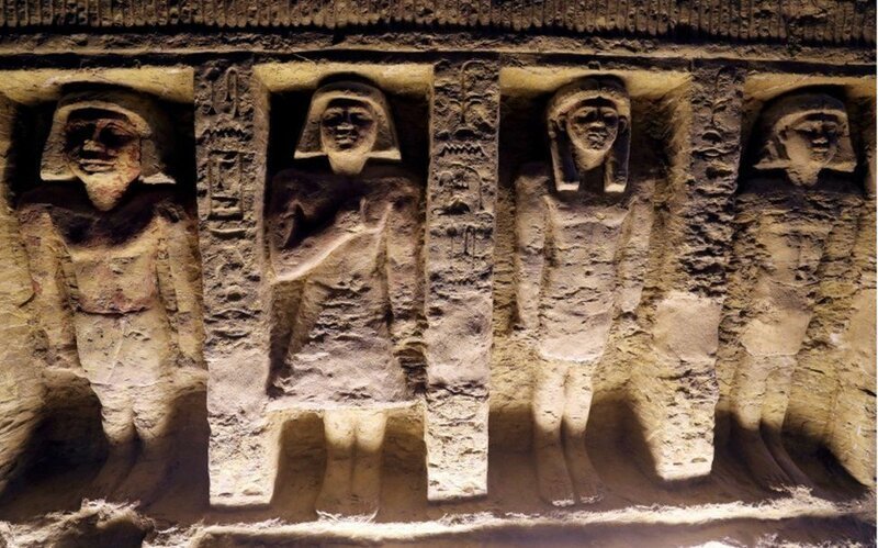 Древние египтяне часто вырезали фигуры людей прямо в стенах гробниц и храмов