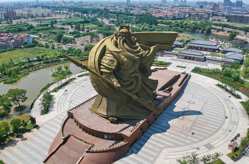 Памятник полководцу по имени Гуань Юй, жившему в эпоху Троецарствия, около 1800 лет назад, и почитаемому как бог войны. Высота 58 м. Тайвань, Китай