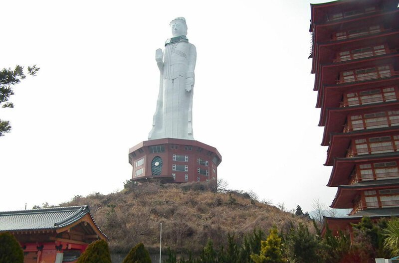 Номер 10: статуя богини Каннон на острове Авадзи, 80 м, Япония