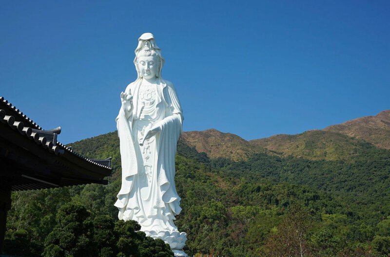 Статуя Гуаньинь высотой 76 м в монастыре Тз-Шань в Гонконге. Богиня милосердия, выполненная из стали и кованой белой бронзы, держит в руках жемчужину
