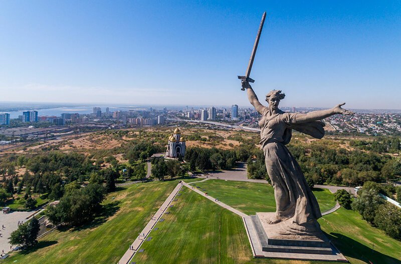 Мамаев курган со статуей «Родина-мать зовет» в Волгограде. Это самая высокая статуя в России, 85 м. На момент строительства, в 1967 году, была самым высоким изваянием в мире 