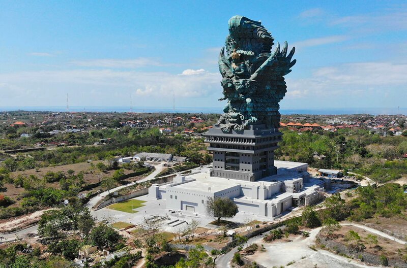 И 15-я самая высокая статуя в мире: 75-метровый памятник индуистскому богу Вишну и его птице Гаруде на Бали. Открыт в сентябре 2018 года