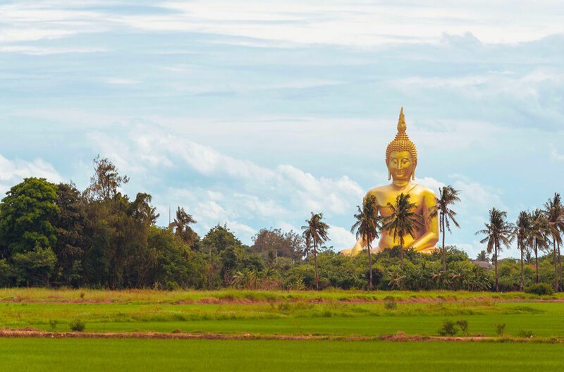 Великий Будда в Ангтхонге, 92 м, Таиланд. Монумент изготовлен из железобетона с последующим нанесением золотой краски. На его строительство понадобилось 18 лет (1990–2008 годы) 