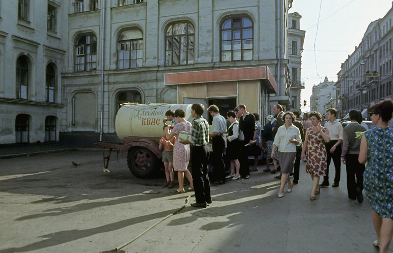Не удивлюсь, если когда-нибудь увидим вновь и эти квасные бочки, без которых 50 лет назад не обходился ни один городской пейзаж в СССР 