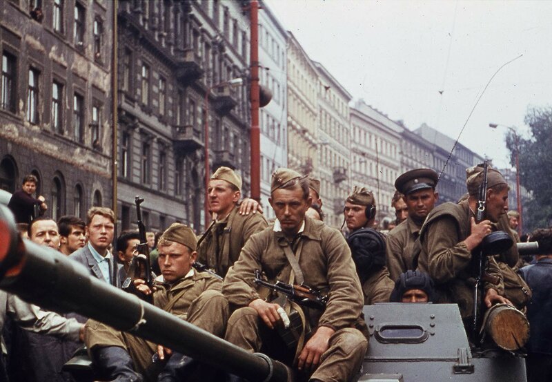 21 августа 1968 г. советские войска при поддержкке других армий соцсодружества вошли в Чехословакию: