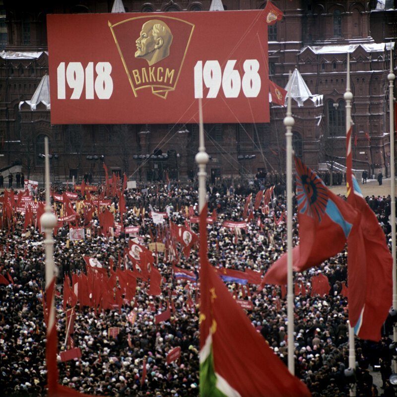 Начиная с 1967 г. СССР вступил в череду больших юбилеев. В 1968-м отметили полувековой юбилей Комсомола.
