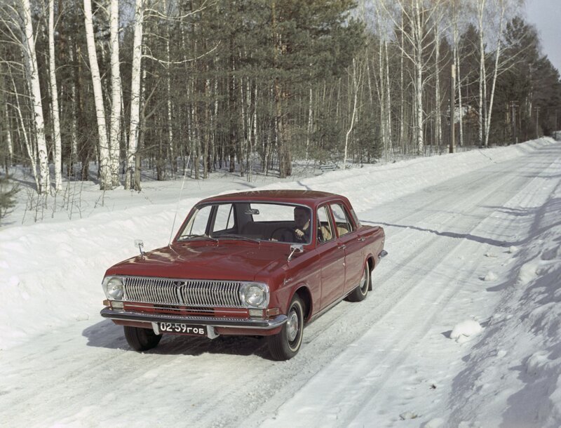 Советский автомобиль ГАЗ-24 "Волга", выпускаемый с 1968 г. на Горьковском автомобильном заводе