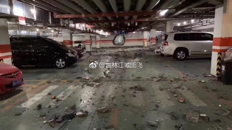В Китае водитель Ауди пробил бетонную стену, пытаясь припарковаться