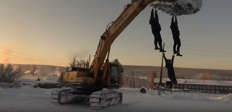 Зимние забавы русских: красноярцы в мороз прокатились на ковше