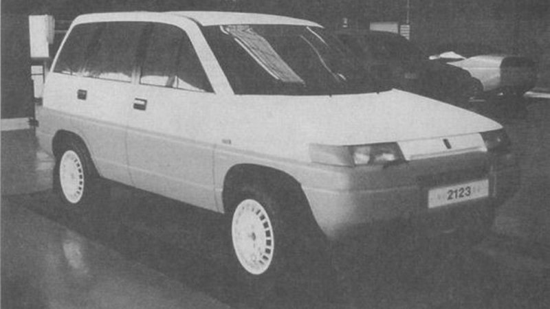 В 1991 году первоначальный концепт ВАЗ-2123 достиг своей финальной фазы на демонстрационном макете из полистирола. Именно этот макет забраковали, назвав слишком похожим на ВАЗ-2111 (и это чистая правда).
