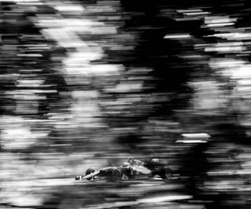 Фотограф использует 100-летнюю камеру, чтобы снимать гонки Формулы 1