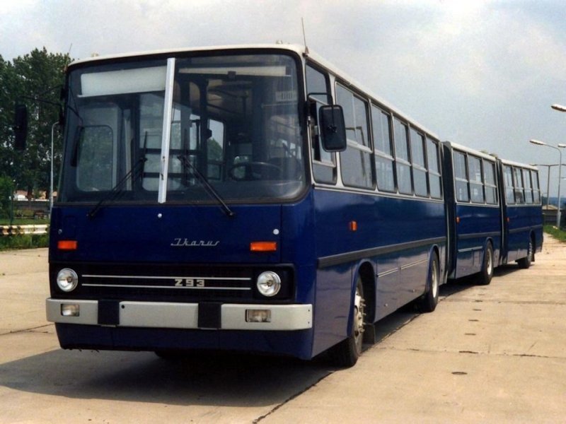 В первой итерации Ikarus-293 носил окраску городских автобусов Будапешта, где проходил испытания без пассажиров. Заводское фото