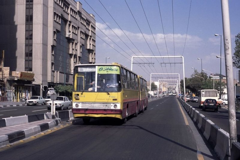 2005 год, Тегеран. Изрядно потрёпанный Ikarus-293 работает на линии скоростного автобуса