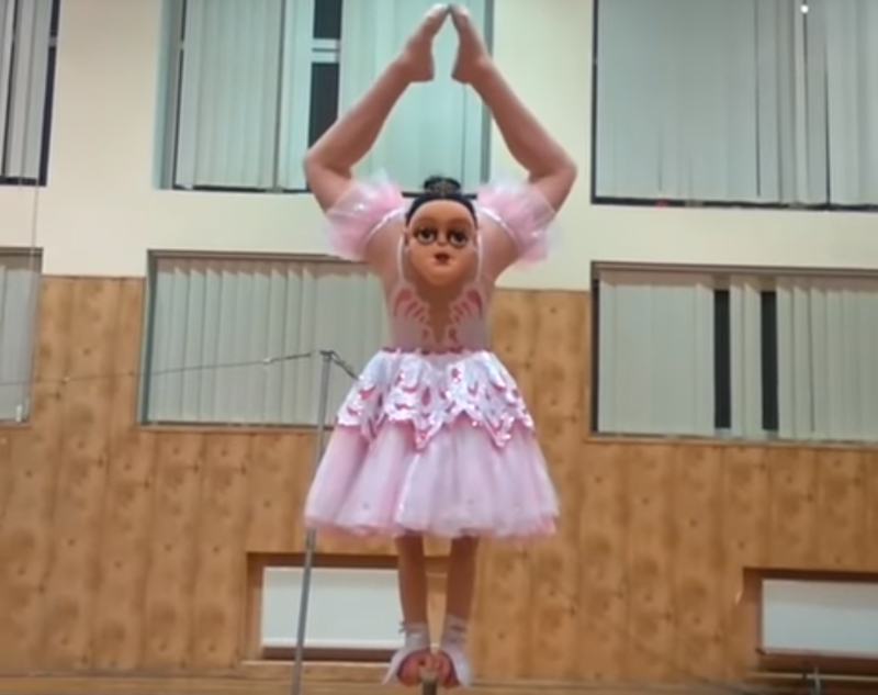 "Она продолжает мне подмигивать": балерина с двумя головами ужаснула пользователей соцсетей